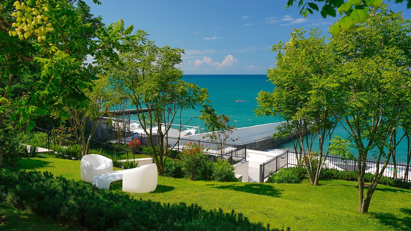 Пляж и территория комплекса Reef Residence основная